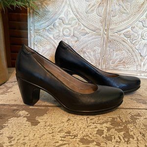 Black Naturalizer at Work with Ortholite Heels Size 8